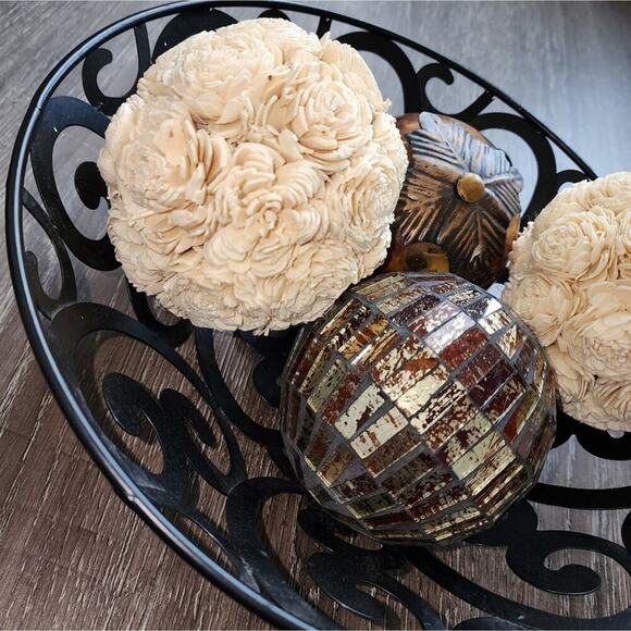 Decorative bowl with ornaments rosettes and‎ glass balls neutral tones - Picture 8 of 9